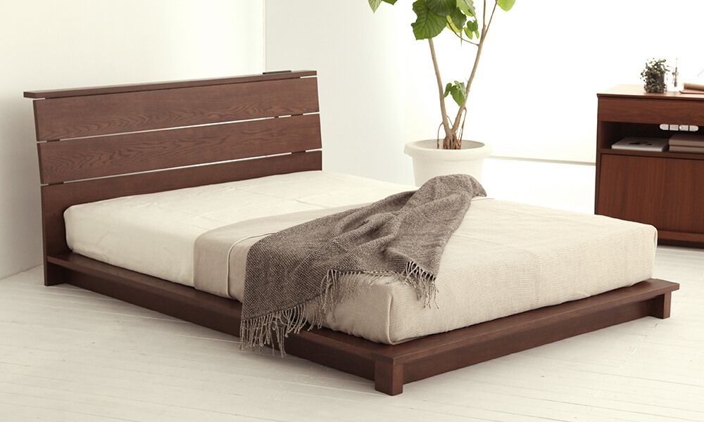 低いベッドは空間の広がりを感じやすく、解放感のある部屋にしたい場合に最適。