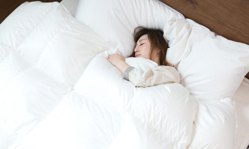 羽毛布団 毛布 タオルケットはどの順番が暖かい コツや寝具の組み合わせを紹介 Venusbed Library 羽毛布団 毛布 タオルケットはどの順番が暖かい コツや寝具の組み合わせを紹介 Venusbed Library