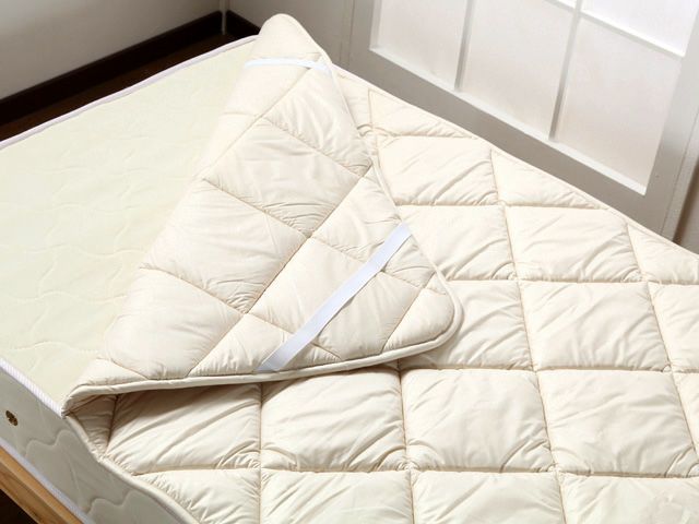 横たわったときに体が反り返ってしまう場合は正しい姿勢で眠れるようにマットレスの上に厚めで弾力性のあるベッドパッドを敷きましょう