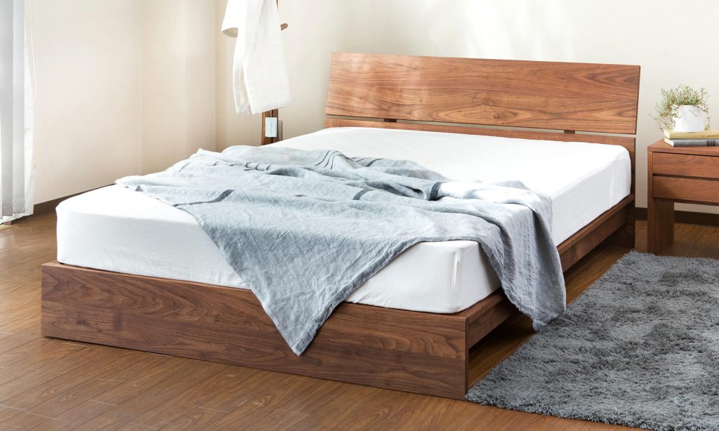 高級感のある木製のベッドフレーム