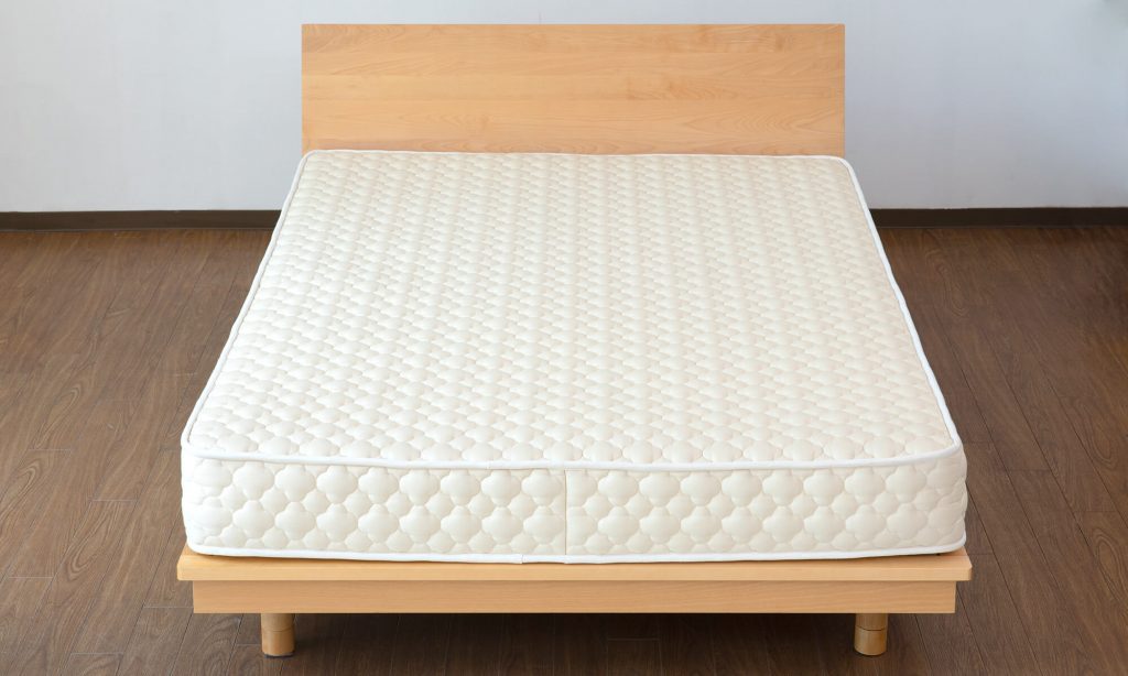 すのこベッドの上に敷く寝具は、布団でもマットレスでも快適に使えます