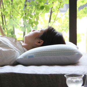 腰痛と枕の関係 マットレスを変えても改善しない腰痛は枕が原因の場合も Venusbed Library