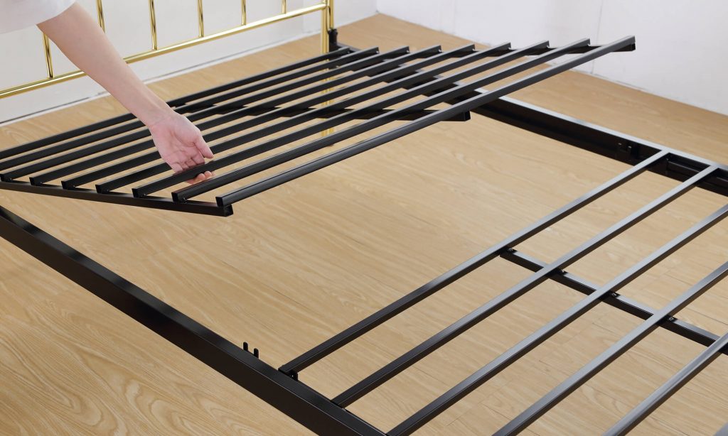 パイプベッドの床板は多くの場合すのこやメッシュ状などの通気性がよい形状になっています