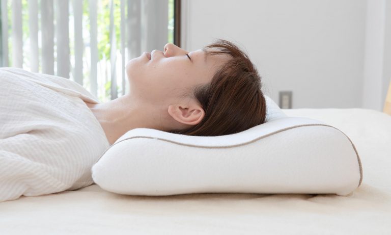 仰向けで寝る人にとって、理想的な枕とは何でしょうか？