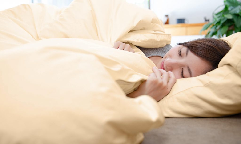 横向きに寝る人は膝や足首など、足が重なる場所にクッションや抱き枕などを挟むと骨盤の歪みを防げるので効果的。 