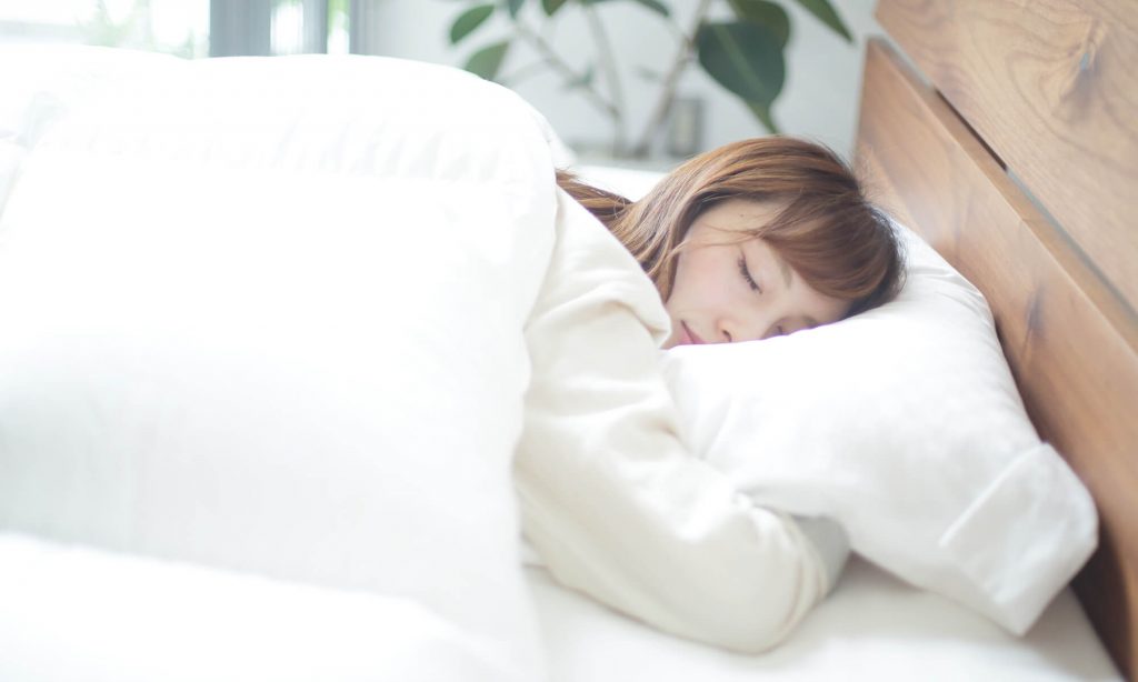 うつぶせで寝る人は少しでも体を横向きにひねって腰の反りを防止したり、枕を低くするのも効果的。