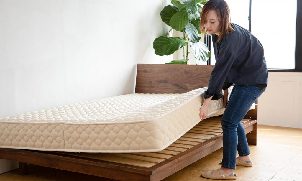 2～3カ月に1回ベッドマットレスの裏表や上下をひっくり返すことで、部分的な凹みが生じるのを防ぐことができる