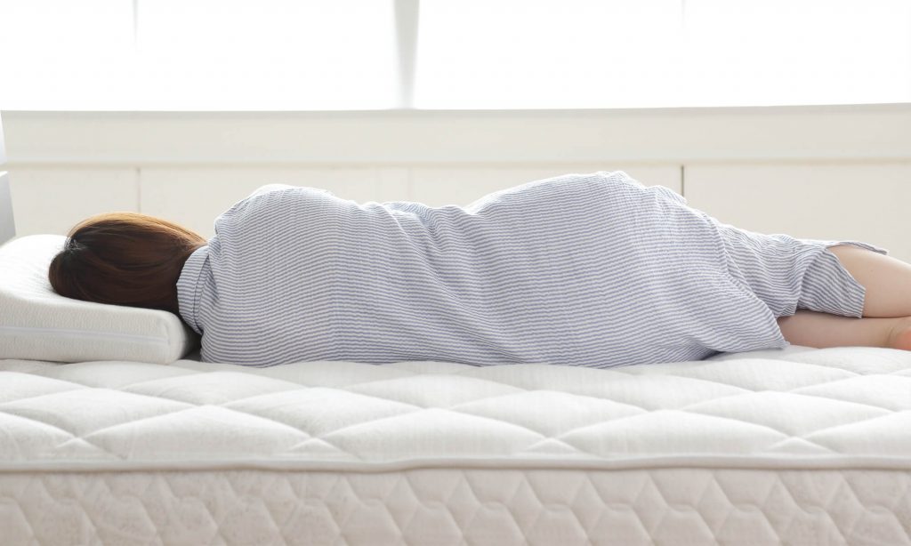 体に合うベッドマットレスを選ぶためには、実際にベッドマットレスで寝て試してみることが重要