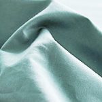 羽毛布団の側生地の素材は吸水性を重視するならポリエステル、寝心地を優先するなら綿（コットン）がおすすめ