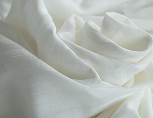 サテン織りは、縦糸が多く表に出るように織られたもので、ツルツルとした滑らかな感触で、高級感のある光沢が特徴