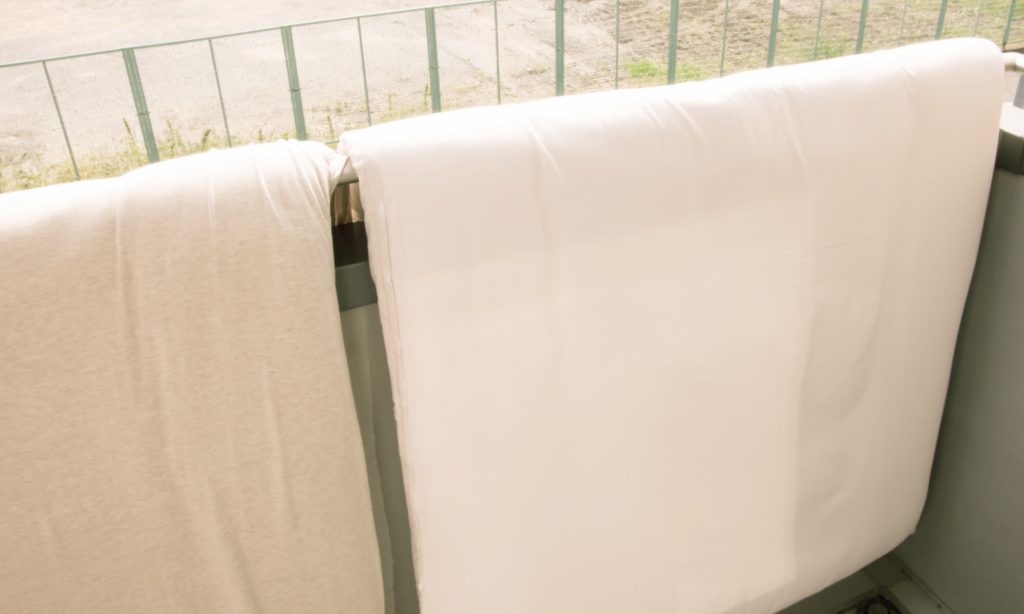 天気のよい日に布団を干すことは、布団の内部に溜まった湿気を除去するのに役立ちます