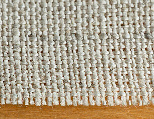 平織は縦糸と横糸を交互に交差させた織り方で、丈夫で長持ちします
