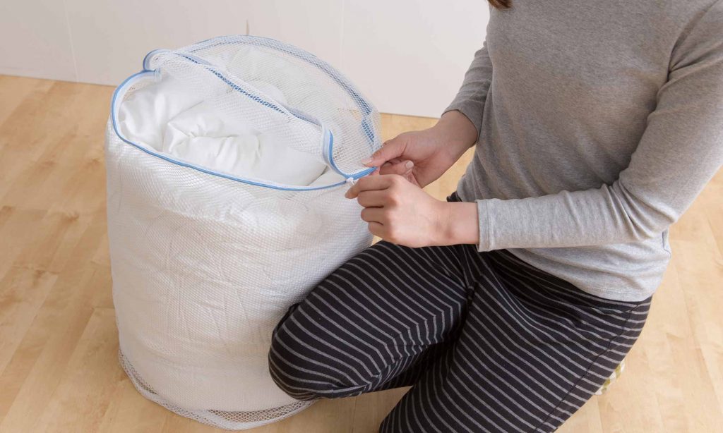 羽毛布団を洗濯機で洗う場合は布団用のネットに入れておしゃれ着用洗剤で洗う