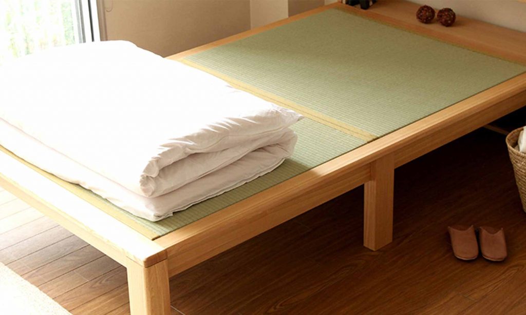 畳ベッドは起床後は布団をたたんで、畳に風を当てて湿気を放出させることが大切。