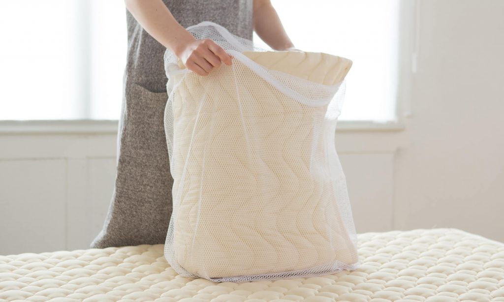ベッドパッドを洗濯ネットに入れておくと型崩れや布の傷みなどの予防になる。