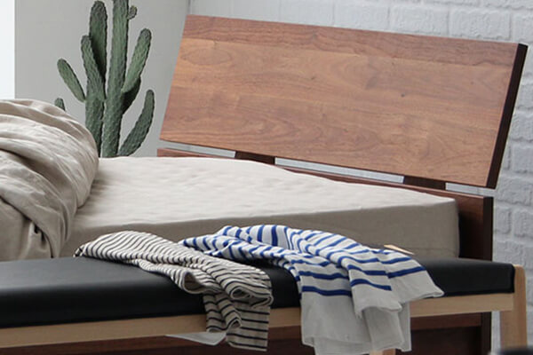 ナチュラルな素材感がインテリアになじみやすく、落ち着いた雰囲気を楽しめ木ウッドフレームの製ベッド