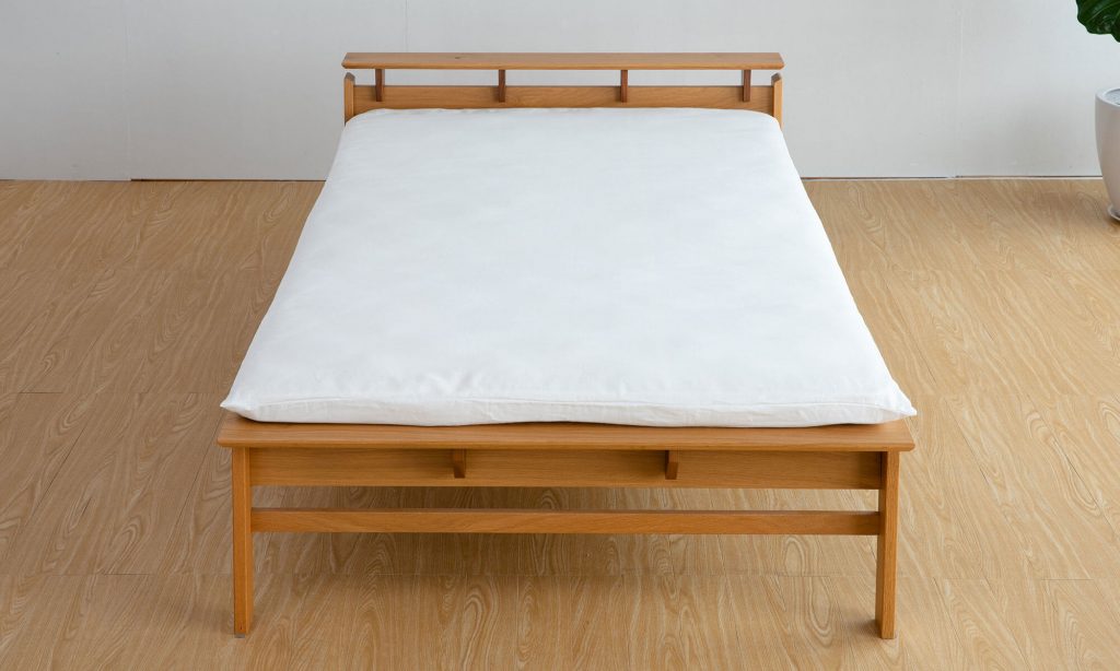 「敷布団は毎日片付けるのが大変」という人も、普段ベッドの上に敷くのであれば布団の上げ下ろしがなくなるので、楽に使える。