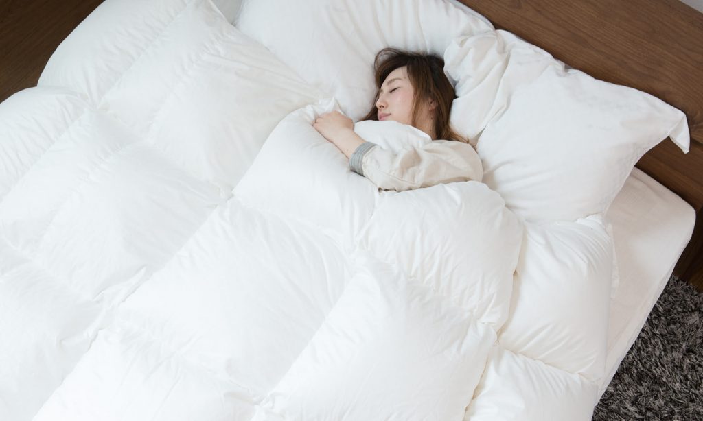 羽毛布団は保温性が高い上にほかの素材の布団と比較して軽いため、冬用の寝具としておすすめ