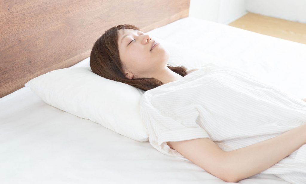 適度な高さの枕を選ぶことによって理想の寝姿勢をつくれるため、安眠につながる