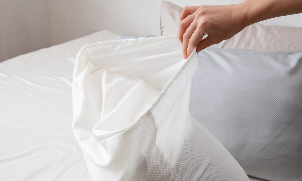 枕だけでなく、肌に直接触れる枕カバーもしっかりと洗うことが大切です。