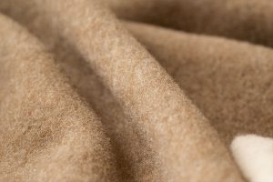 ウールなどの天然素材を使用した毛布は布団の下に掛けたほうが暖かさや肌触りのよさを感じられる