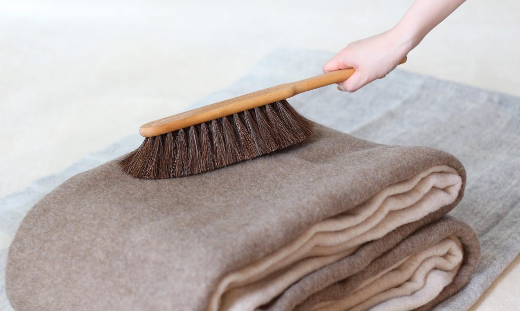 洗濯機に毛布を入れるまえに、あらかじめホコリや汚れを落として下準備。