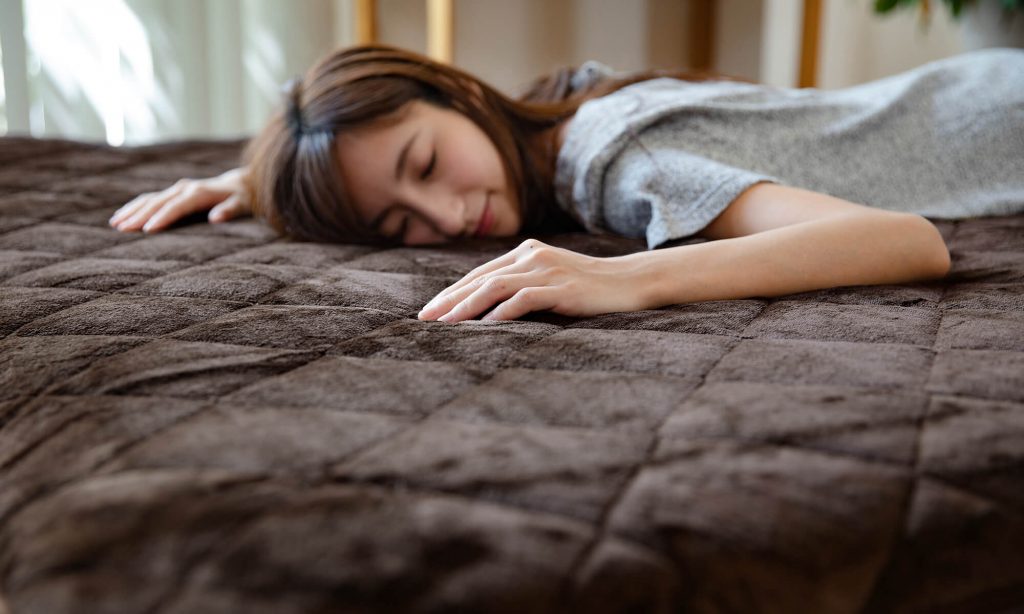 肩、背中、足元などの冷えが気になっている場合は、体の下に毛布を敷けば問題を解消できる可能性がある