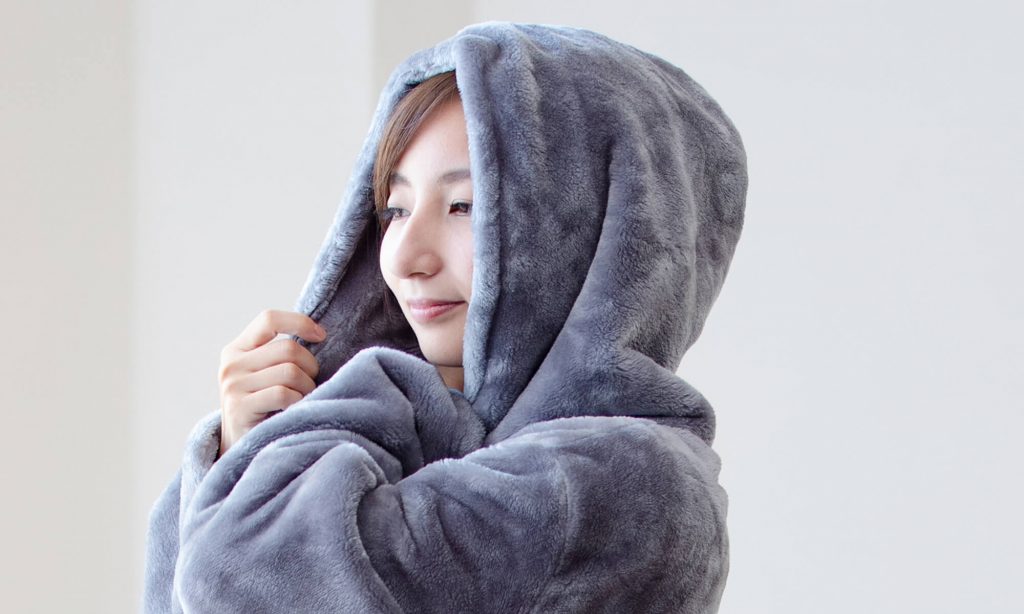 暖かさをキープしたい人には、首や顔まわりを覆うフードがついているタイプやハイネックのデザインの着る毛布がおすすめ