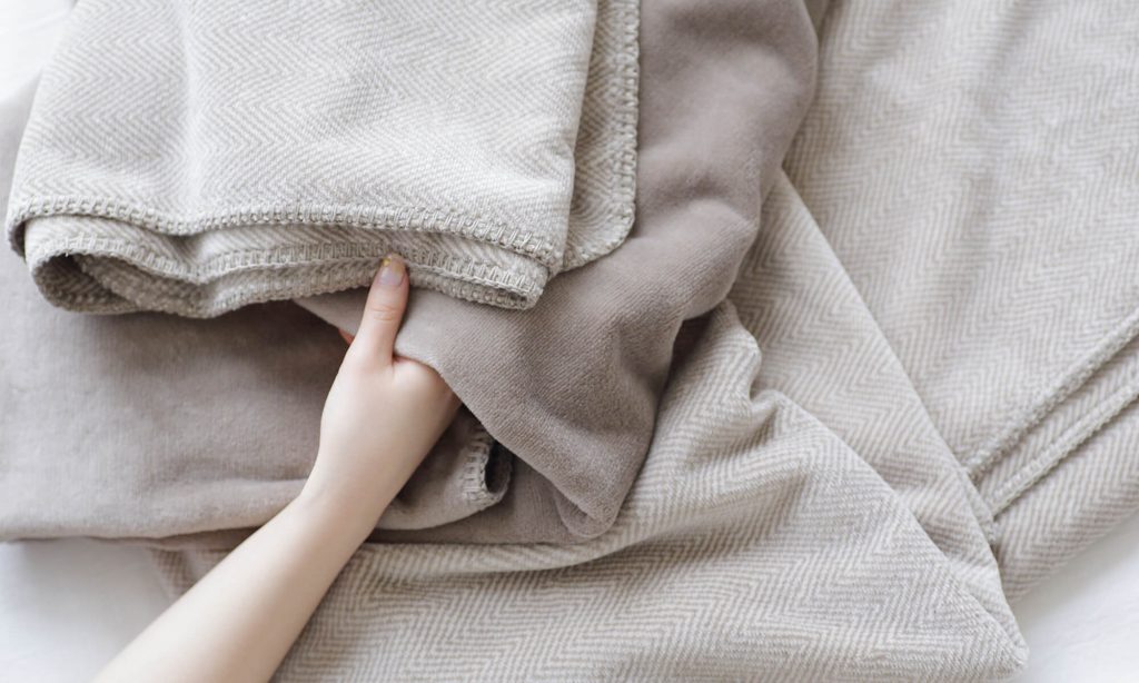 毛布の裏表は決まっており、正しく掛けたほうが暖かさを感じやすい