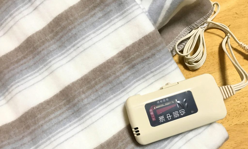 電気毛布を使用したまま眠ると、体温が下がりにくくなるため睡眠の質が落ちたり、脱水症状や低温やけどなどを起こしたりする可能性がある