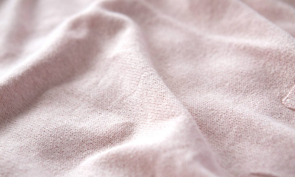 素材でパジャマを選ぶ場合は吸湿性、通気性、肌触りの3点に優れた、天然素材がおすすめ