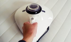 ベッドは洗濯できないためこまめに掃除機をかけ、マットレスについているほこりを吸い取りましょう。