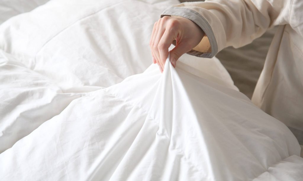 羽毛布団に使われる側生地は綿素材が一般的で、綿の中でも柔らかくて肌ざわりに優れた「超長繊維綿」は、フィット感が高く、上質な使用感が得られる