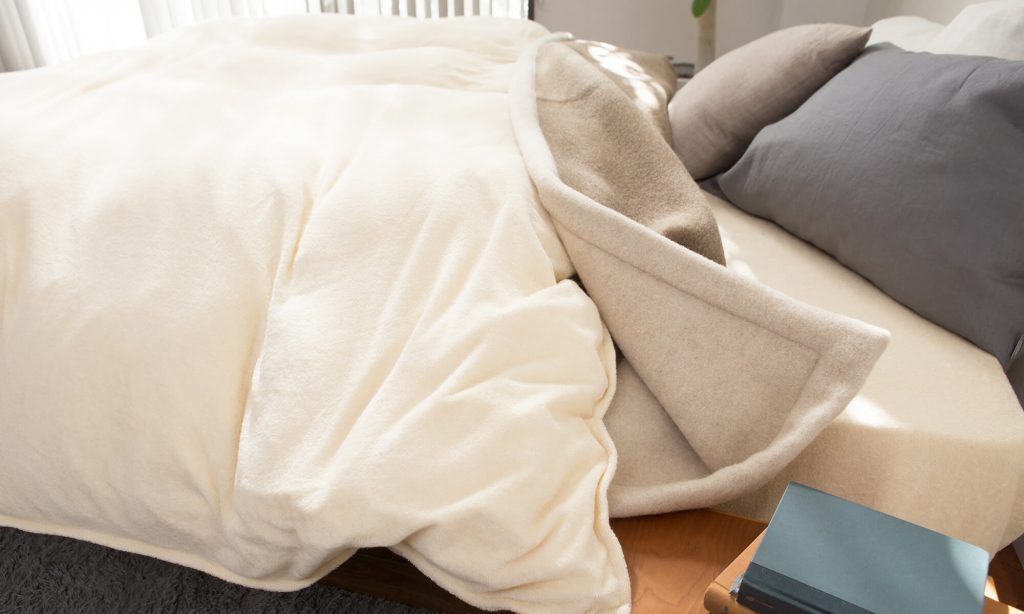 春や秋のやや寒いと感じる室温に最適な寝具の組み合わせは、綿毛布と羽毛布団