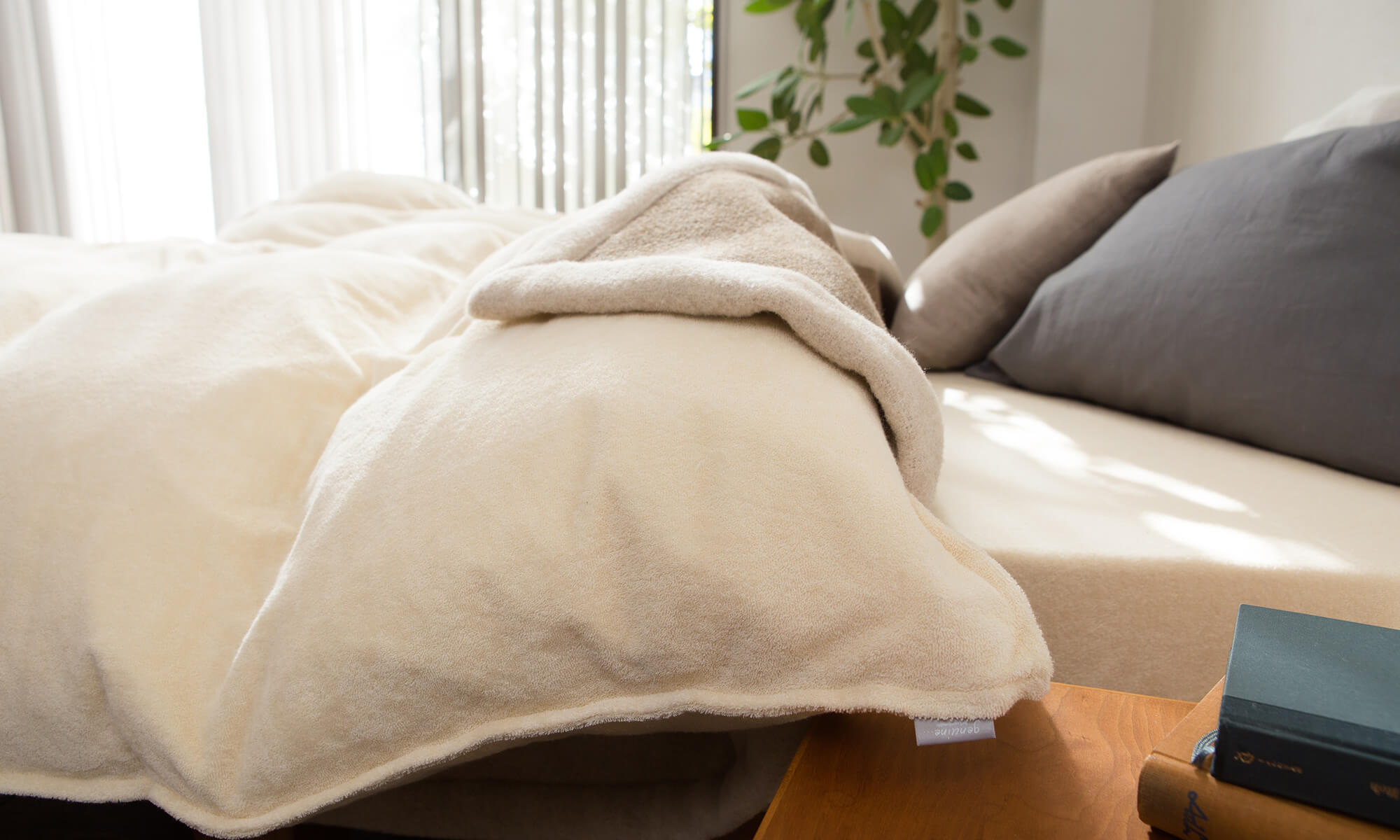 羽毛布団・毛布・タオルケットはどの順番が暖かい？コツや寝具の組み合わせを紹介 VENUSBED LIBRARY