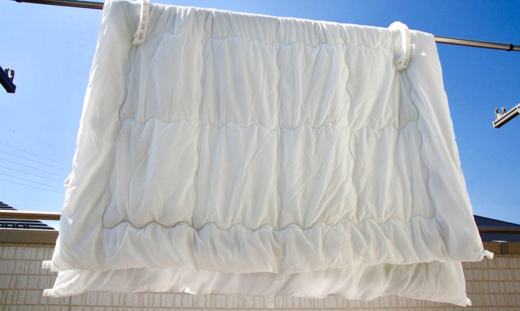 羽毛布団を天日干しすると中の空気が膨らみ、布団本来のふっくら感と保湿性を取り戻せる