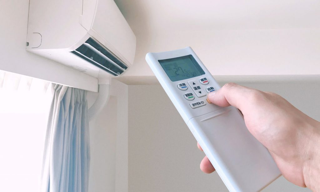 冷房や暖房をかけたまま眠る場合は必ずタイマーをかけ、体温調整を妨げないように