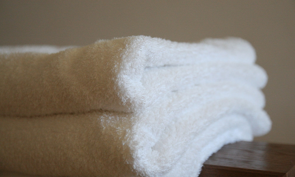 マットレスが柔らかすぎると感じるときは、体が沈みやすい箇所にタオルを敷いてみてください。