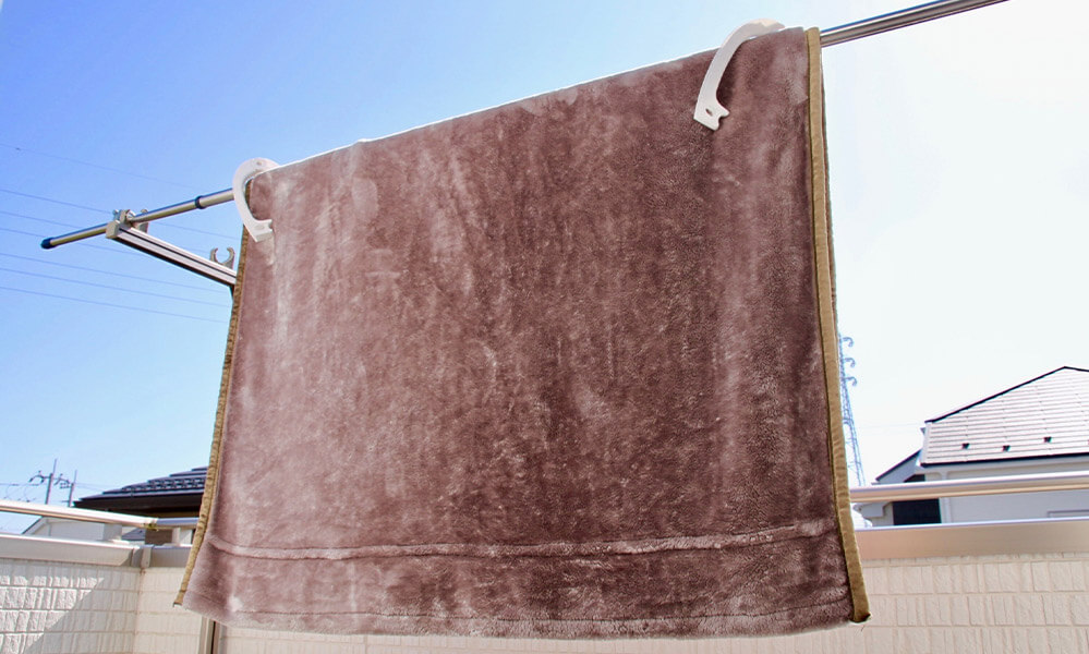 毛布を収納する前にあらかじめクリーニングや洗濯を行い、天日干しまたは陰干しをしてよく乾燥させておく