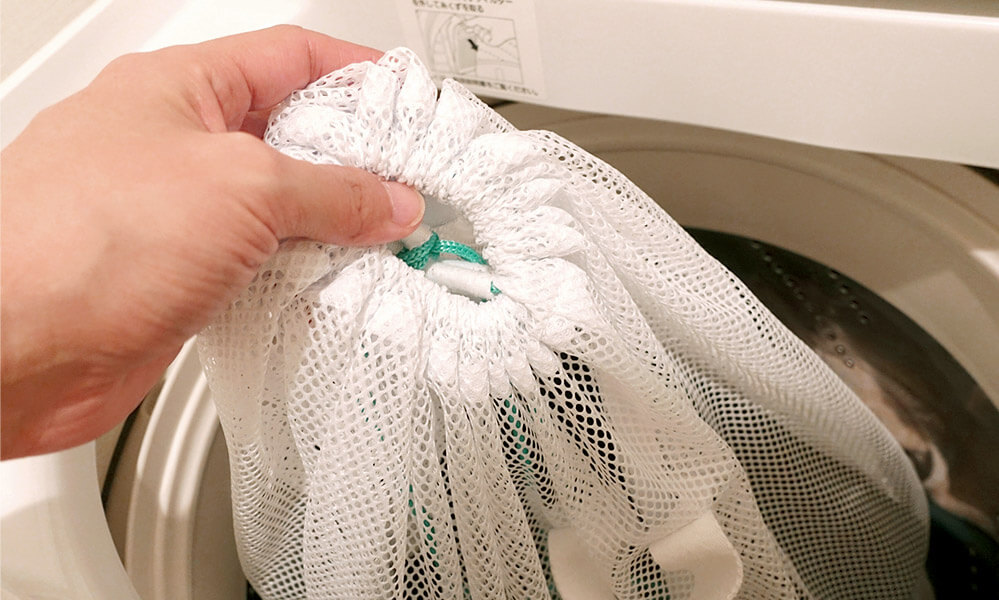 布団カバーは生地が傷まないよう洗濯ネットに入れて洗う