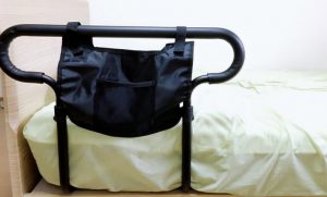 転落や掛け布団の落下を防止する目的でベッドサイドに取り付けるベッドガードは、マットレスのずれを防ぐうえでも有効です。