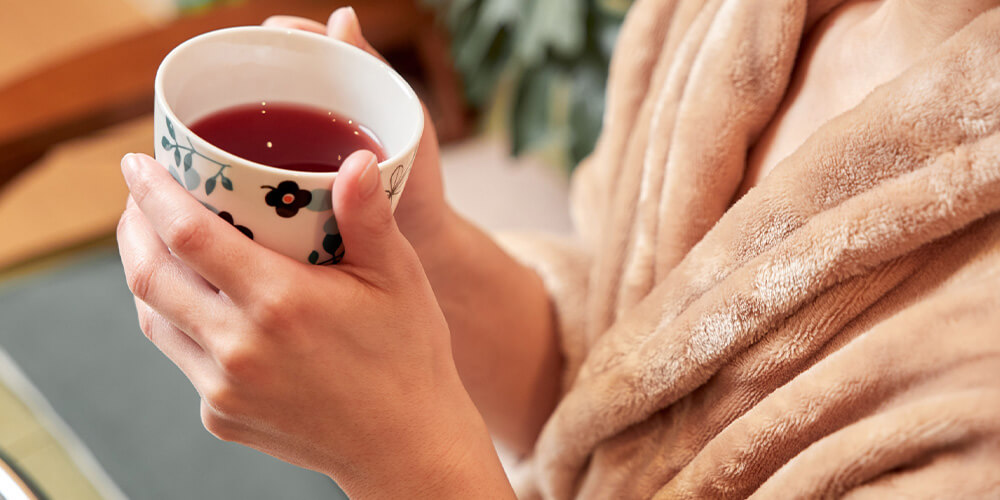 朝までぐっすり眠るには、就寝前の飲み物はホットミルクやハーブティーがおすすめ