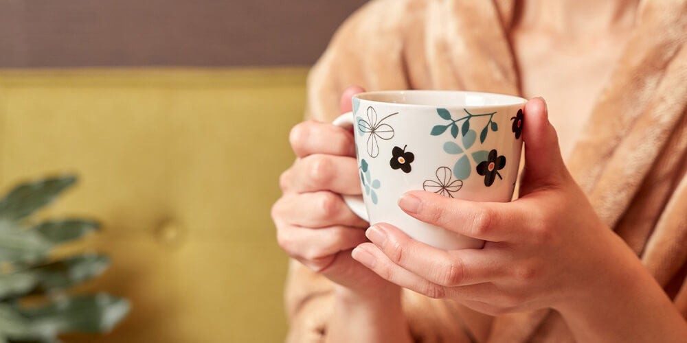 寝る前に何か飲むならノンカフェインのハーブティーやホットミルクがおすすめ