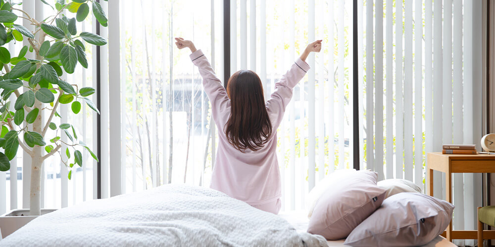 メラトニンは朝日を浴びると分泌が止まり眠気がなくなるため、起床後はカーテンを開ける、外を散歩するなどして光を浴びましょう 