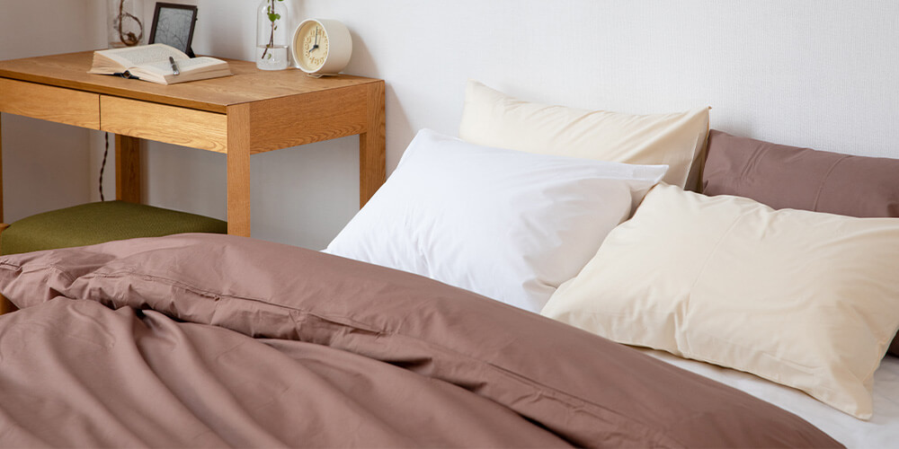 寝る前にパジャマに着替えれば、清潔な状態で布団に入れ、寝具の臭いや汚れなども防げるでしょう。