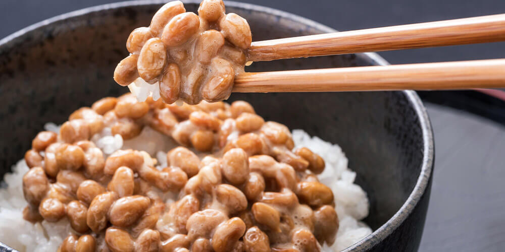 豆腐や味噌などの大豆製品に多く含まれるトリプトファンを摂取することで、自律神経を整えるセロトニンの分泌が高まる