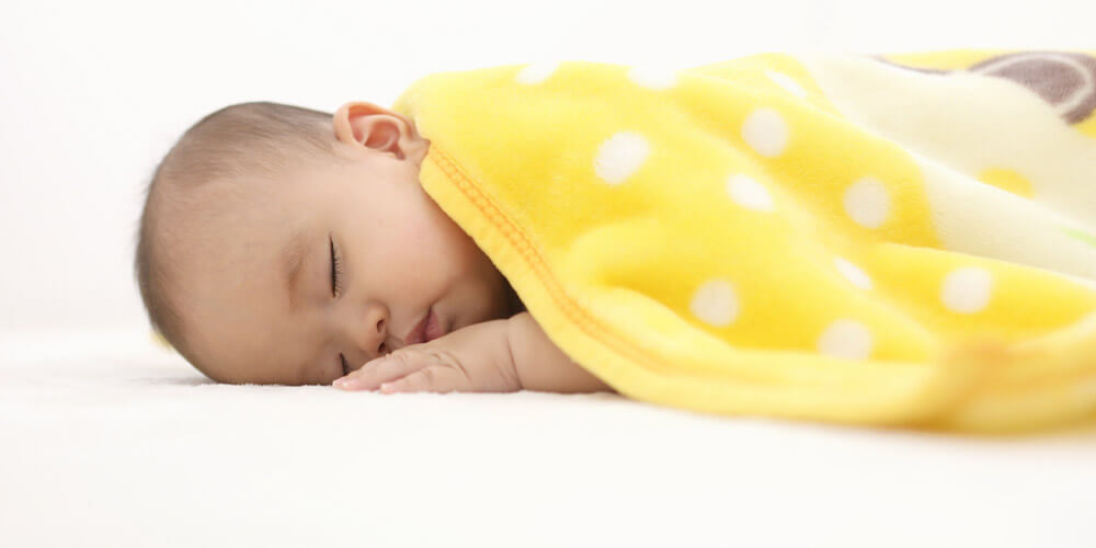 大人用ベッドで添い寝をすると、赤ちゃんは本能的に安全を感じやすいです