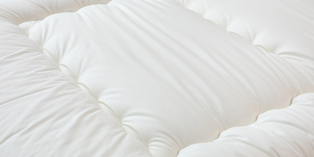 綿（コットン）の敷布団は肌にも優しく、吸湿性・保温性に優れ、一年を通して快適