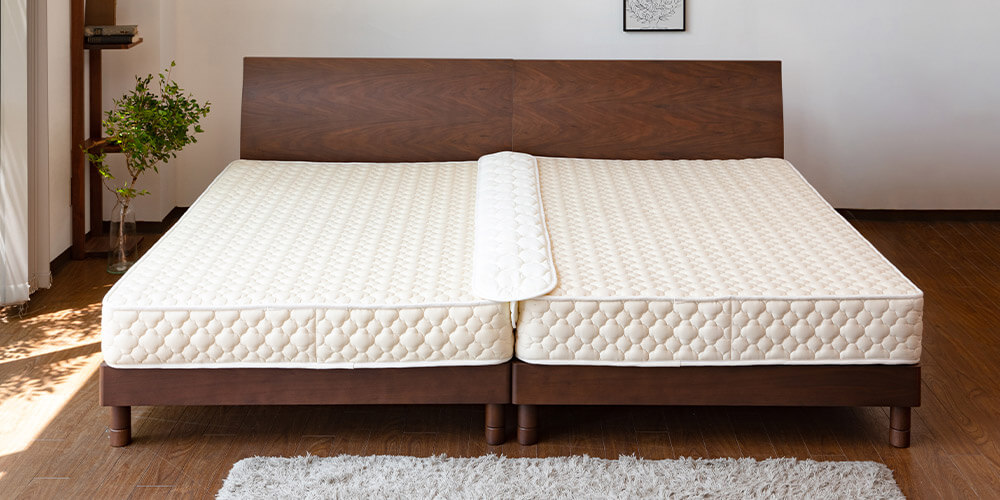 2枚のマットレスのすき間を埋めるすき間スペーサー（すき間パッド）で並べたベッドのすき間をなくす