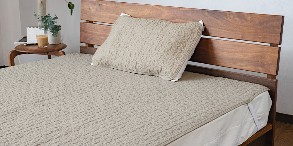 枕パッドとは、寝汗や皮脂が枕に付着するのを防ぐ目的で使用される寝具です。